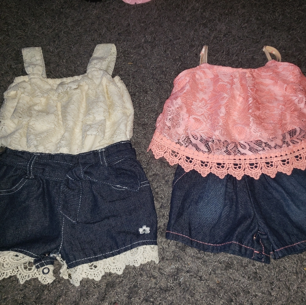 2 Rompers button snaps for easy pamper changes. - Picture 11 of 16